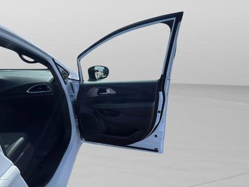 New 2026 Chrysler Pacifica Select image 27