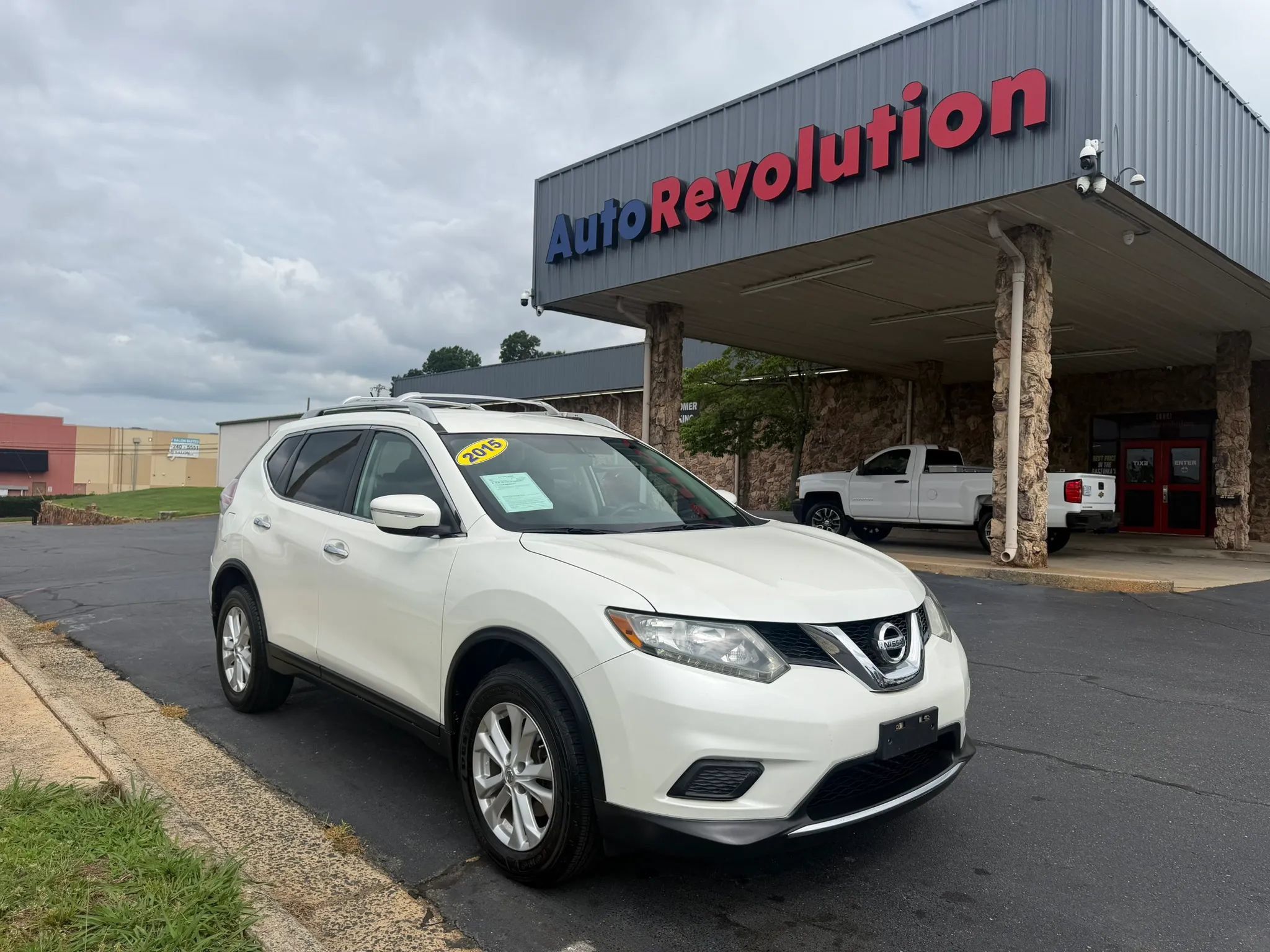 Used 2015 Nissan Rogue SV AWD/4WD image 1