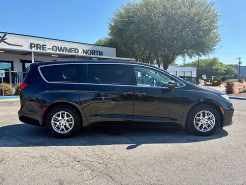 Used 2023 Chrysler Pacifica Touring-L FWD image 2
