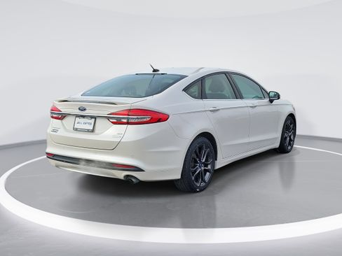 Used 2018 Ford Fusion SE w/ Equipment Group 201A image 3