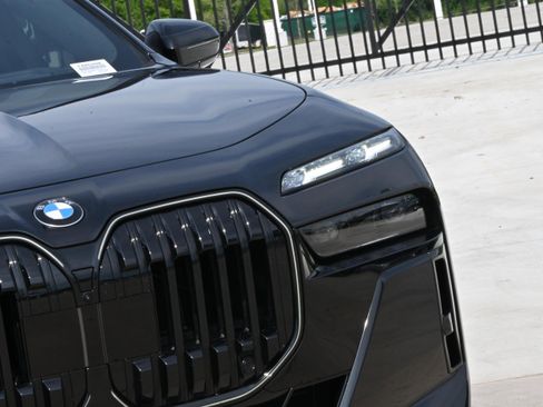 Certified 2025 BMW 760i xDrive w/ Executive Package AWD/4WD image 9