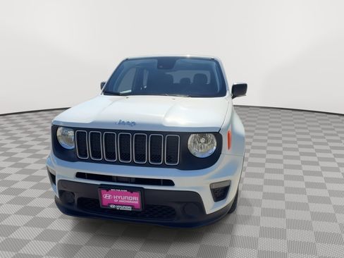 Used 2023 Jeep Renegade Latitude AWD/4WD image 3