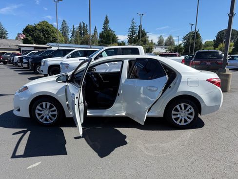 Used 2017 Toyota Corolla LE w/ Carpet Mat Package (TMS) FWD image 12