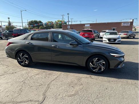 Used 2025 Hyundai Elantra SEL FWD image 5