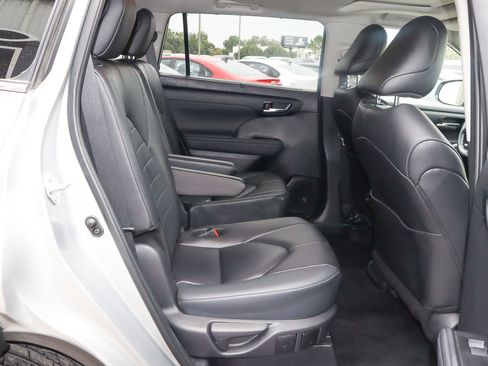 Used 2024 Toyota Highlander XLE image 28