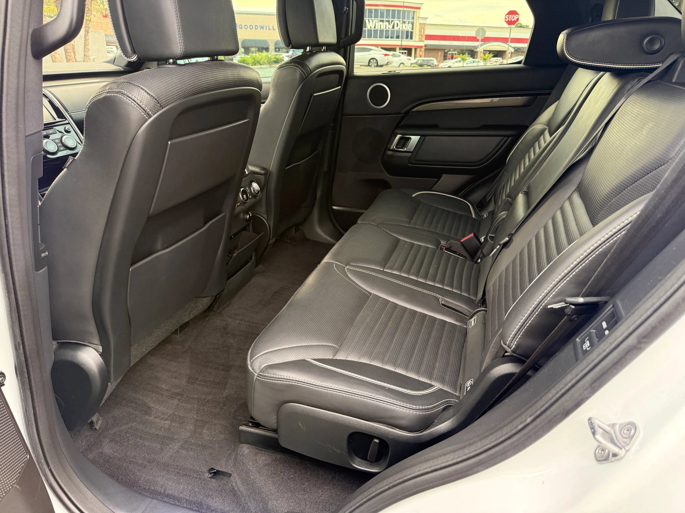 Used 2017 Land Rover Discovery HSE Luxury AWD/4WD image 14