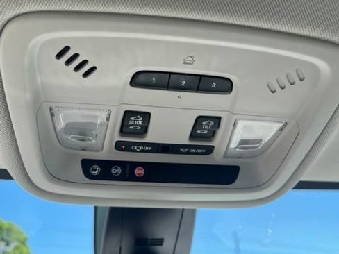 Used 2018 Chevrolet Traverse LT w/ LPO, 'HIT The Road' Package AWD/4WD image 9