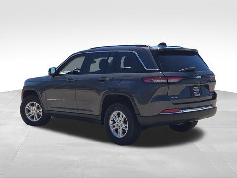 Used 2023 Jeep Grand Cherokee Laredo AWD/4WD image 13