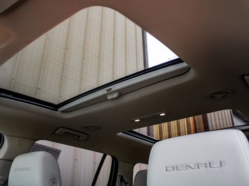 Used 2020 GMC Acadia Denali w/ Denali Ultimate Package image 24