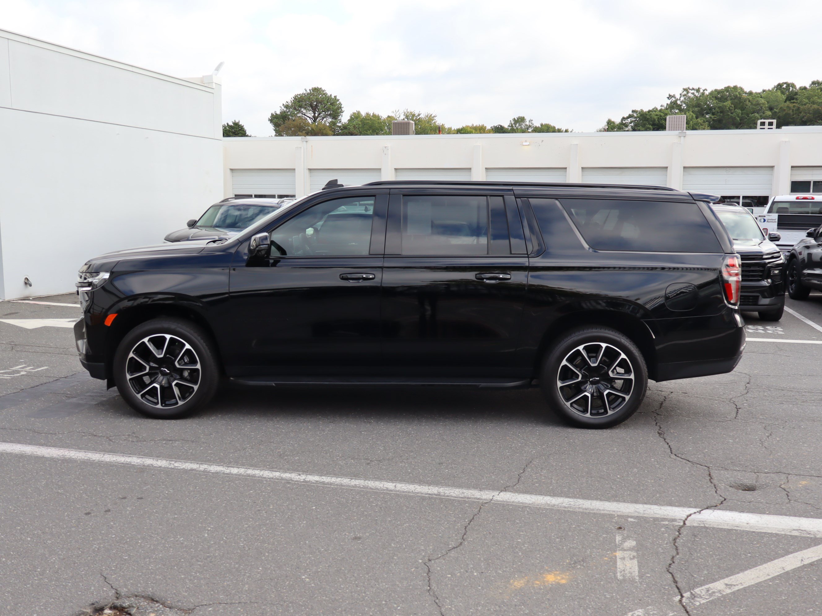 Used 2024 Chevrolet Suburban RST w/ Luxury Package AWD/4WD image 7