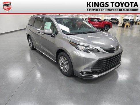 New 2026 Toyota Sienna XLE image 1