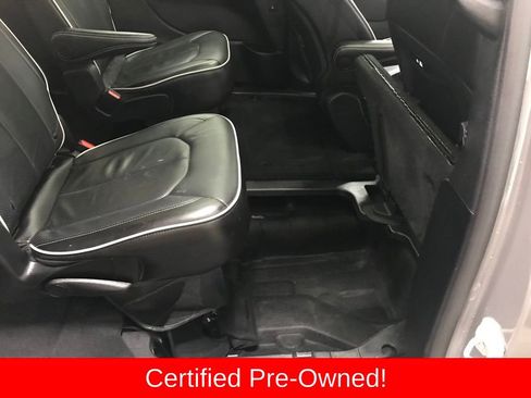 Used 2025 Chrysler Pacifica Limited image 36