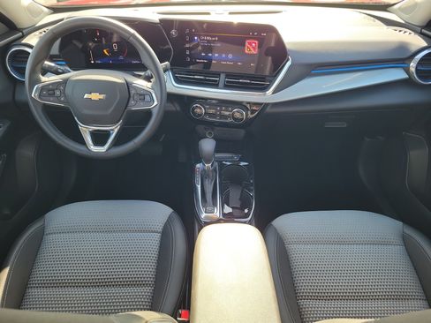 Used 2025 Chevrolet Trax LT w/ LT Convenience Package FWD image 12