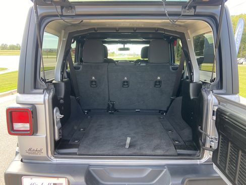 Used 2020 Jeep Wrangler Unlimited Sahara image 28