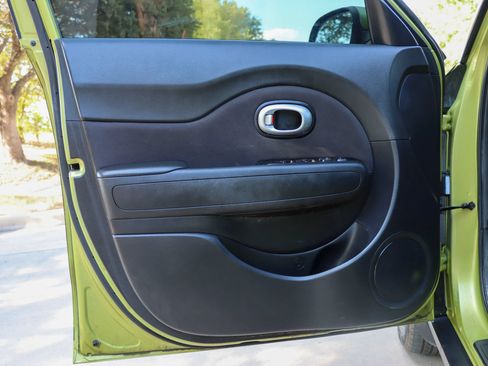 Used 2016 Kia Soul FWD image 12