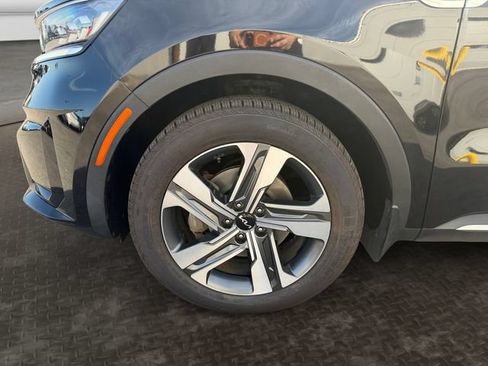Certified 2022 Kia Sorento SX Prestige w/ Panoramic Sunroof Package AWD/4WD image 10