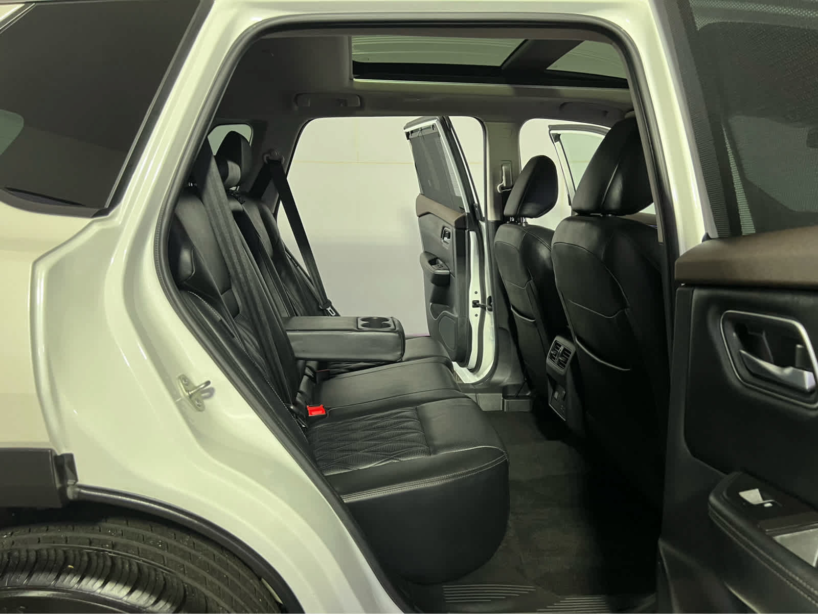 Used 2023 Nissan Rogue Platinum w/ Platinum Premium Package AWD/4WD image 29