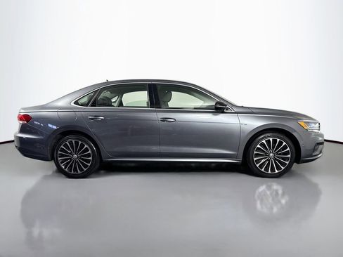 Used 2022 Volkswagen Passat 2.0T image 4