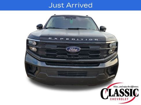 Used 2025 Ford Expedition Active AWD/4WD image 3