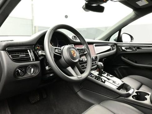 Certified 2025 Porsche Macan AWD/4WD image 4
