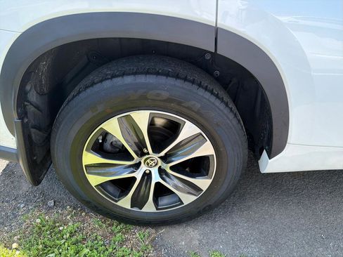 Used 2022 Toyota Highlander XLE AWD/4WD image 5