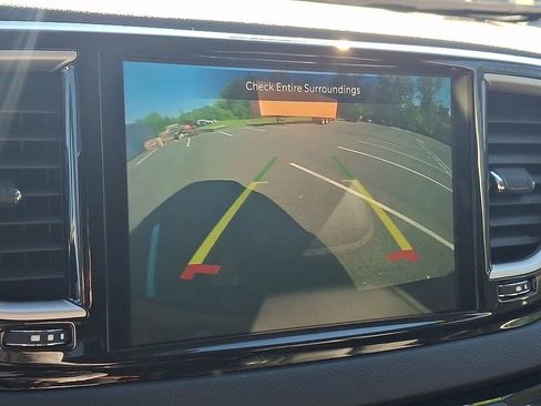 Used 2023 Chrysler Pacifica Touring-L FWD image 18