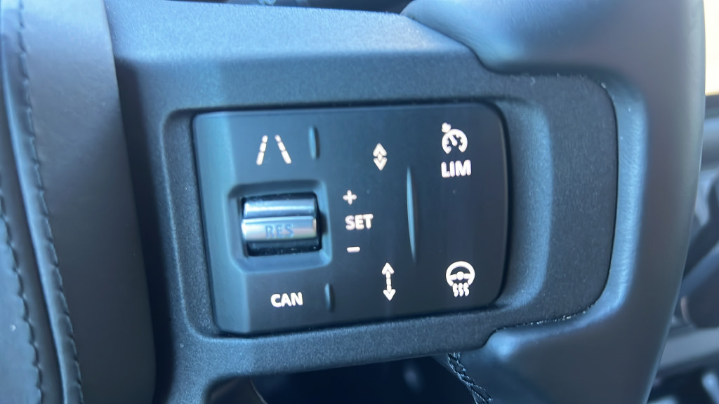 Used 2025 Land Rover Defender 110 X AWD/4WD image 33