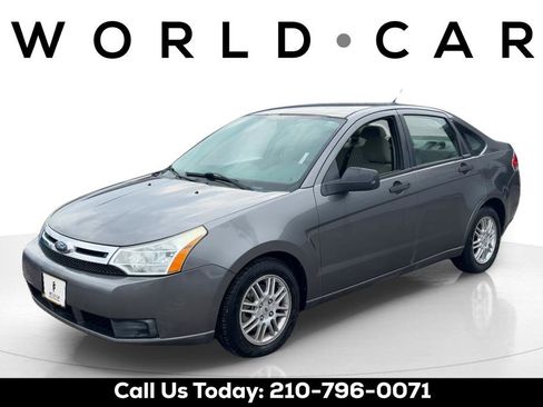 Used 2010 Ford Focus SE image 3