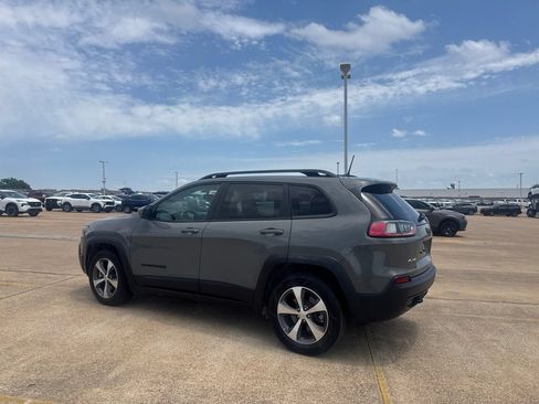 Used 2020 Jeep Cherokee Latitude w/ Quick Order Package 26F North AWD/4WD image 14