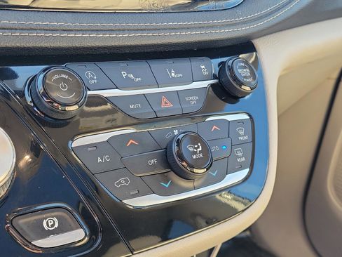 Used 2021 Chrysler Pacifica Touring-L image 26