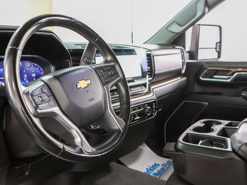 Used 2024 Chevrolet Silverado 3500 LT image 24