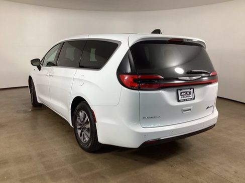 Used 2024 Chrysler Pacifica Limited FWD image 7