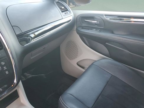 Used 2020 Dodge Grand Caravan SXT image 19