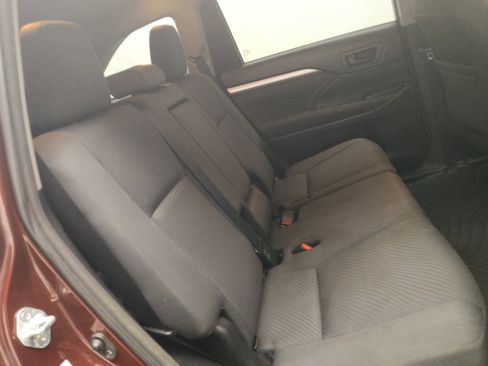 Used 2018 Toyota Highlander LE FWD image 19