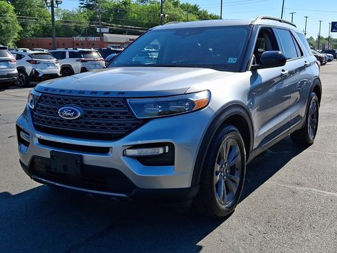 Certified 2023 Ford Explorer XLT w/ Equipment Group 202A AWD/4WD image 3