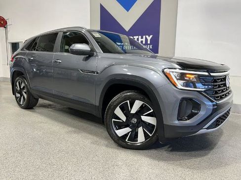 Used 2024 Volkswagen Atlas Cross Sport SE w/ Panoramic Sunroof Package AWD/4WD image 2