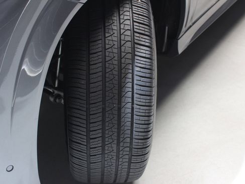 Used 2025 Mercedes-Benz GLE 580 4MATIC w/ Driver Assistance Package image 21