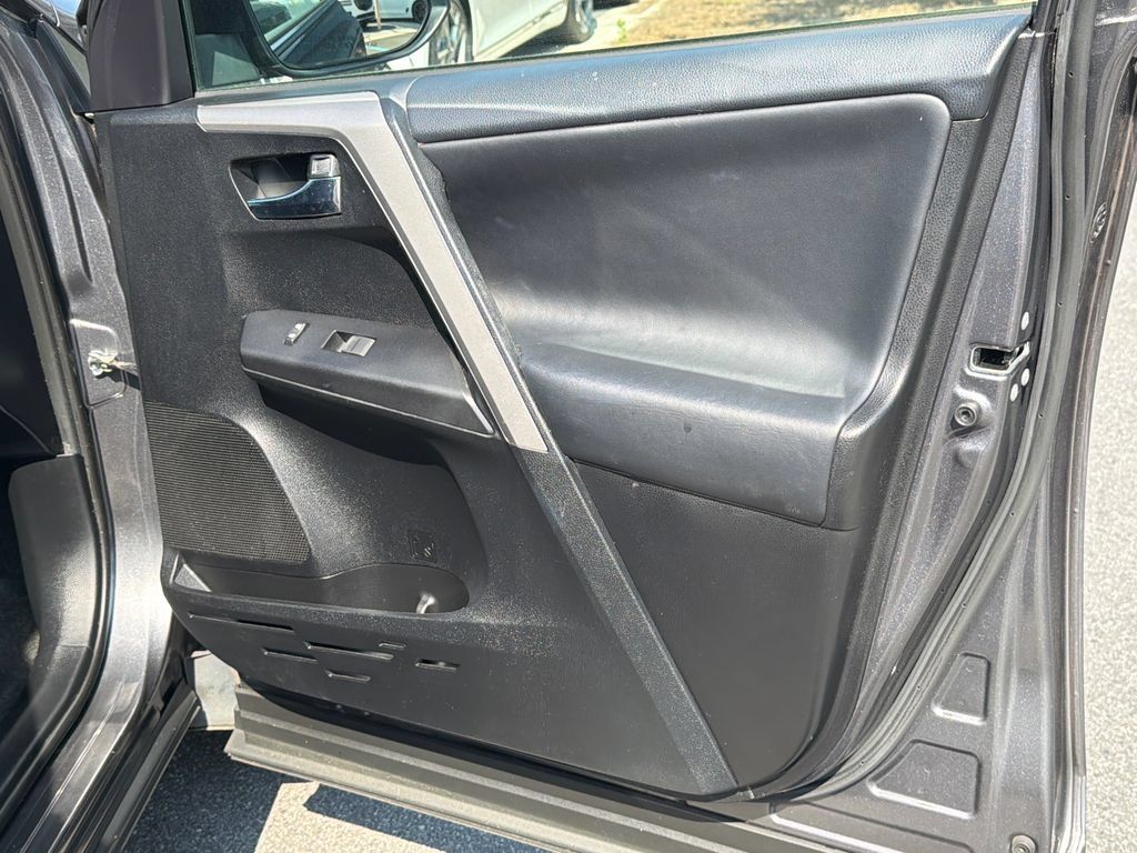 Used 2016 Toyota RAV4 XLE AWD/4WD image 16