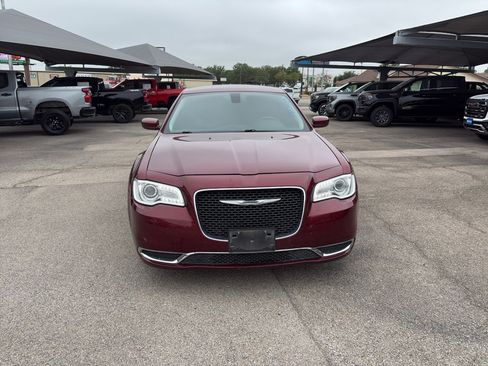 Used 2016 Chrysler 300 Limited RWD image 2