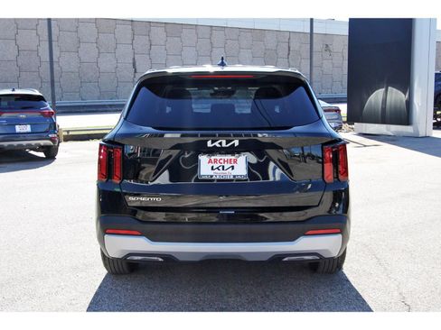 Certified 2025 Kia Sorento LX image 6