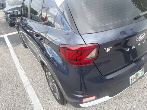 Used 2020 Hyundai Venue FWD image 12