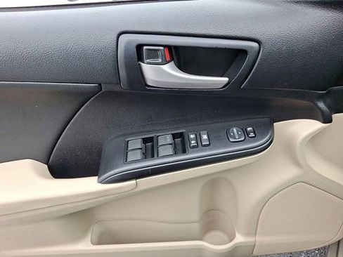 Used 2014 Toyota Camry L image 12