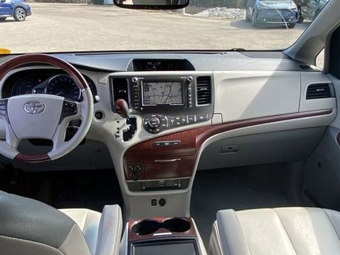 Used 2014 Toyota Sienna Limited w/ Limited Premium Package image 13