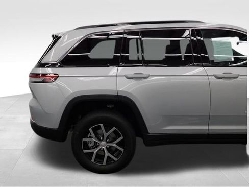 Used 2025 Jeep Grand Cherokee Limited image 20