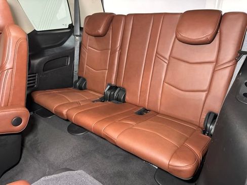 Used 2020 Cadillac Escalade Luxury w/ Escalade Sport Edition AWD/4WD image 29