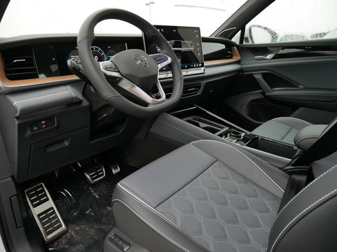 New 2026 Volkswagen Tiguan SEL R-Line image 3