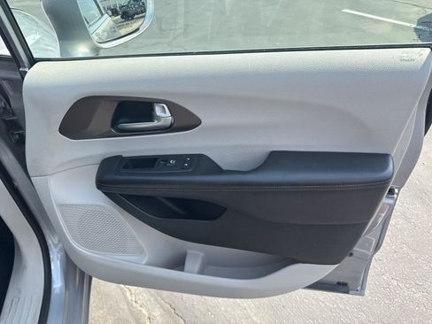 Used 2017 Chrysler Pacifica Touring-L FWD image 29
