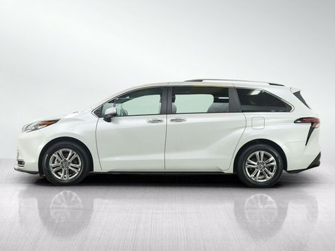 Used 2023 Toyota Sienna Platinum AWD/4WD image 2