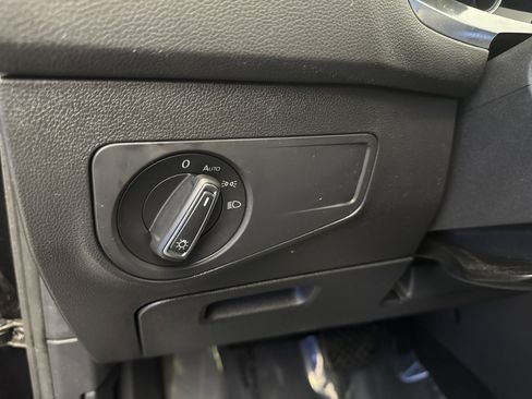 Used 2020 Volkswagen Tiguan SE image 14