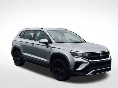 Used 2022 Volkswagen Taos SE w/ Driver Assistance Package image 4